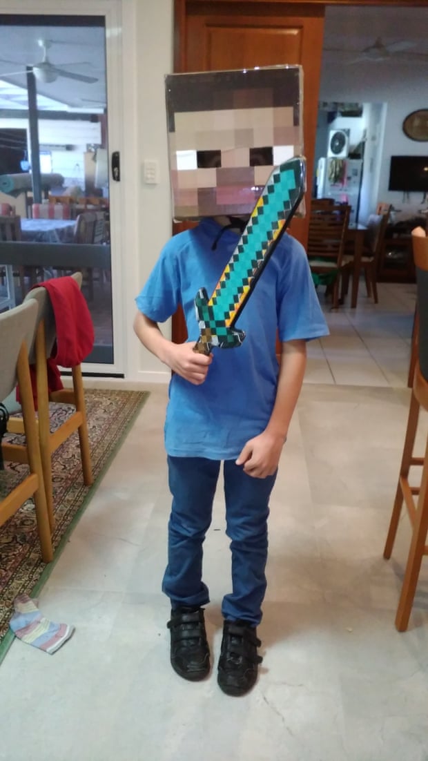 Le fils de Warren Murray dans une tenue en carton inspirée de Minecraft