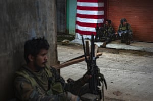 Soldiers in Marawi seek to evade sniper fire