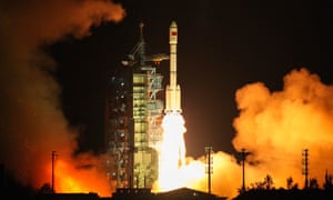 Los taikonautas a plan de Shenzhou 11 al muelle con el laboratorio espacial Tiangong 2, se ve aquí de despegar desde la provincia de Gansu en China en septiembre.