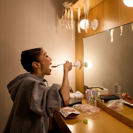 Yui Yonezawa eating beetroot powder before a performance