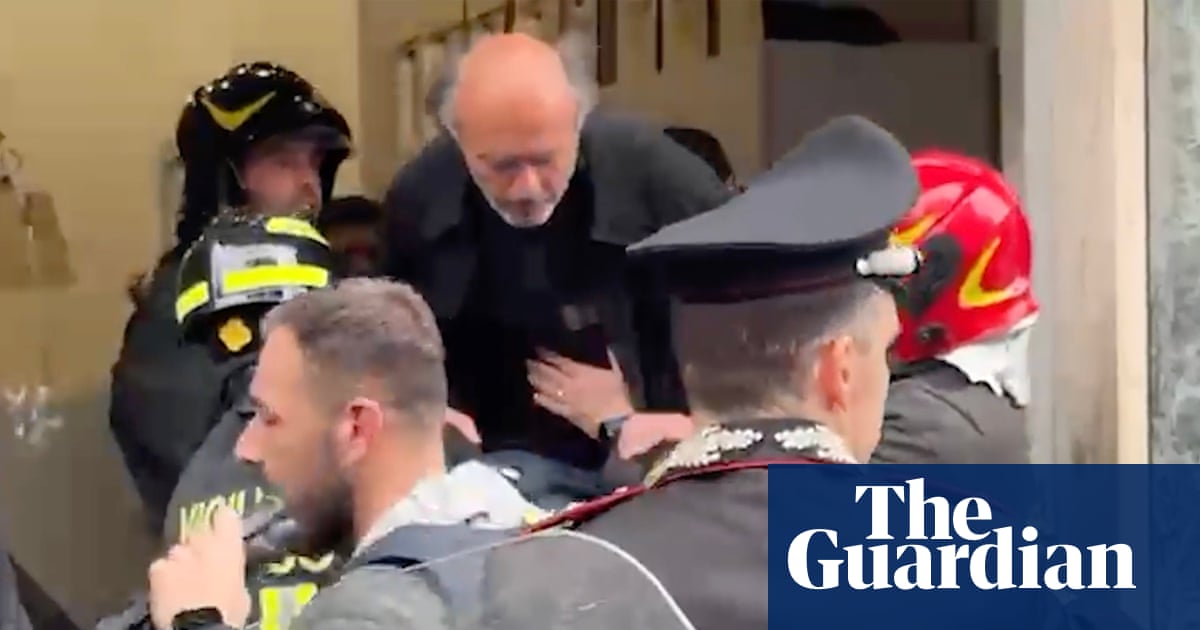 Armed robbers hold 25 people hostage at Naples bank before fleeing through hole in floor