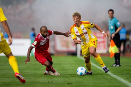 Leopold Querfeld skips past Ogechika Heil