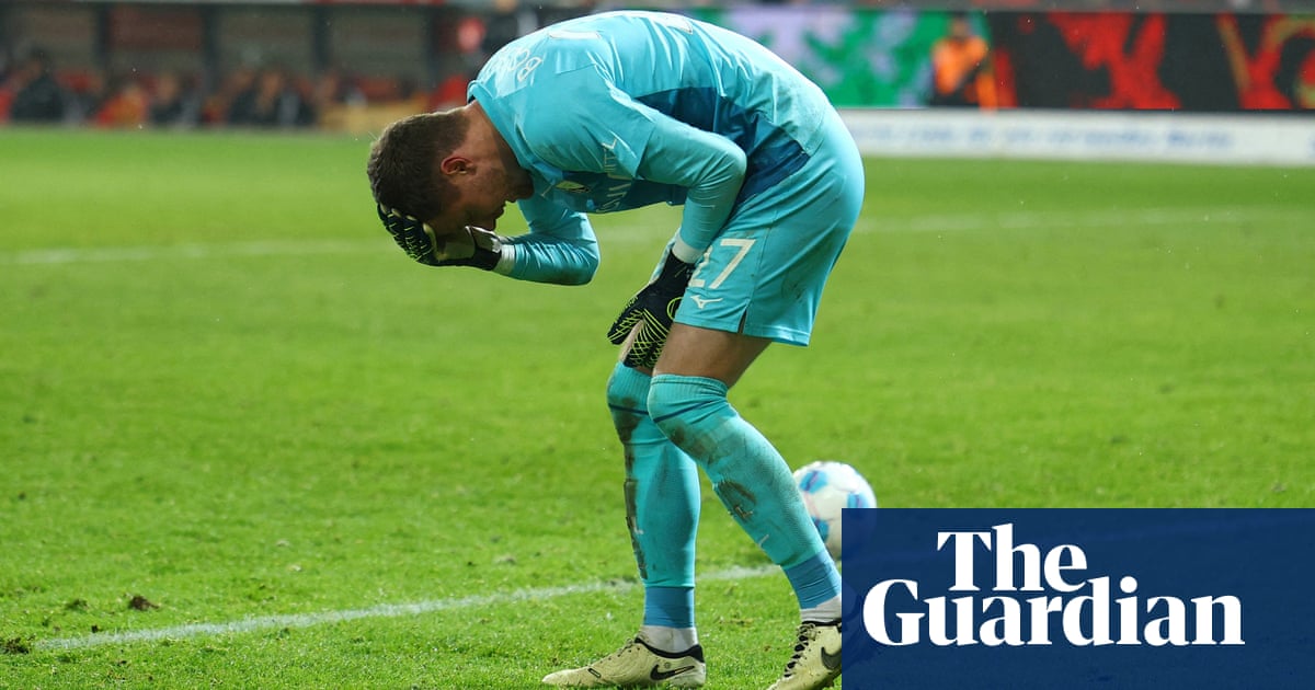 вратарь в ярости на футбольном поле