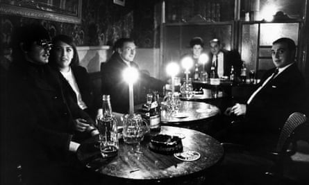 Aralık 1970'de Newcastle upon Tyne'da bir barda mum ışığında içki içmek.