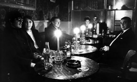 İlk yardım çantaları, meşaleler ... peri ışıkları?: İngilizler karartma kutuları hazırlıyor | Sosyal Tarih 1 Aralık 1970'de Newcastle upon Tyne'da bir barda mum ışığında içki içmek.