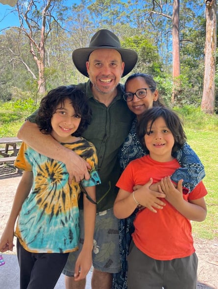 Vidya Madabushi bersama Jason dan kedua anaknya