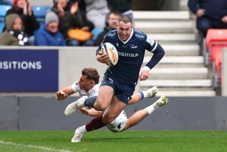 Tom Roebuck scores a effort for Sale Sharks against Bath.