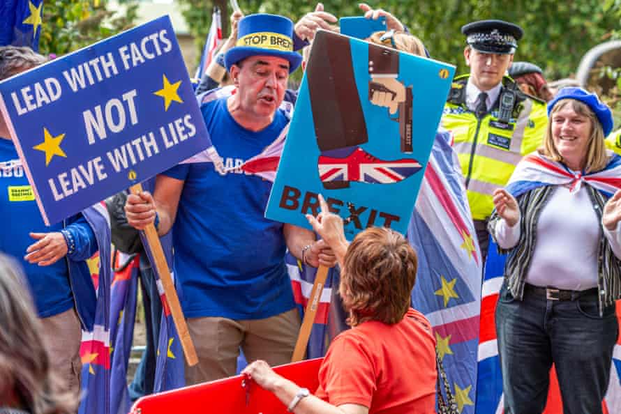 Pro-and anti-Brexit protesters arguing in London in 2019.