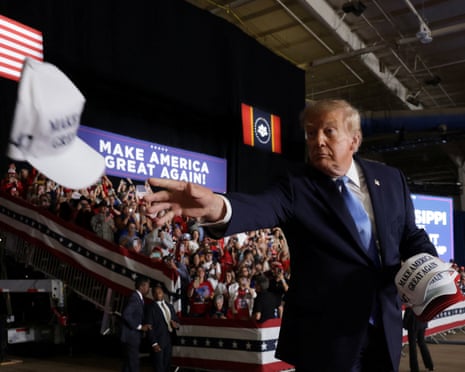 Trump ataca Obama por brincar que a Casa Branca parece ‘como se Saddam Hussein tivesse aberto uma fábrica de cheesecake’ – ao vivo