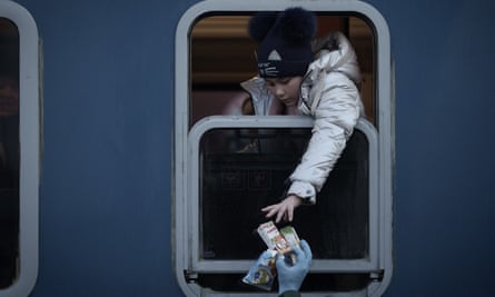 Des enfants réfugiés fuyant l'Ukraine arrivent en train à la gare de Zahony en Hongrie, mars 2022