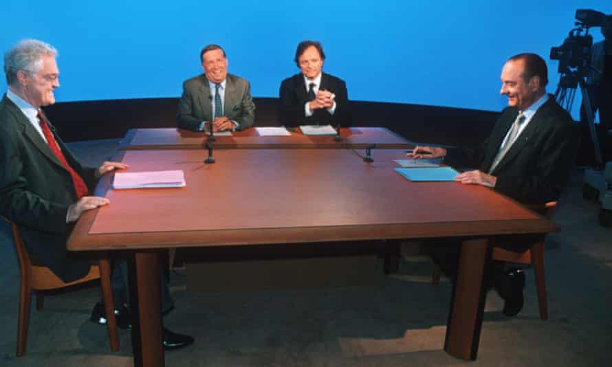 Lionel Jospin (à gauche) et Jacques Chirac participent à un débat télévisé quatre jours avant le second tour de l'élection présidentielle de 1995.