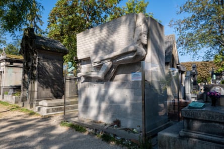 La pierre tombale d'Oscar Wilde par le sculpteur moderniste Jacob Epstein.