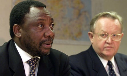 Martti Ahtisaari, right, with Cyril Ramaphosa in Belfast, Northern Ireland, in 2000, where they were acting as inspectors into the decommisioning of weapons.