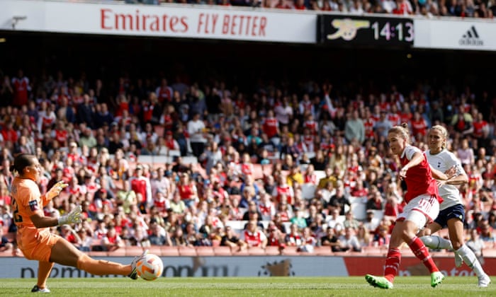 Vivianne Miedema slots the ball home to double Arsenal’s lead.