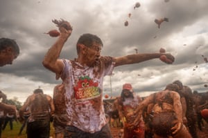 People throw tomatoes during the celebration of the 15th Colombian Tomato Festival