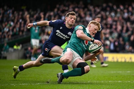 Tommy O’Brien scores Ireland’s fifth try