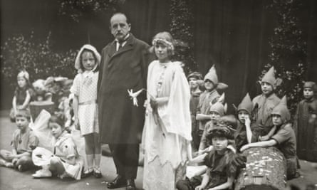 JM Barrie at the Moat Brae academy with pupils in 1924.