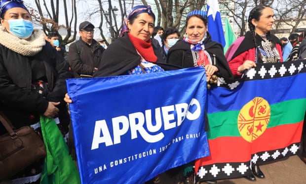 Miembros de una tribu mapuche levantan banderas para ratificar una nueva constitución en Temuco, Chile, este mes.