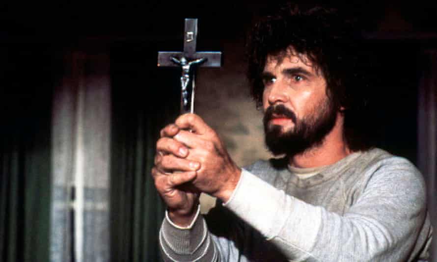 Dapatkan Cross... James Brolin di Amityville Horror.