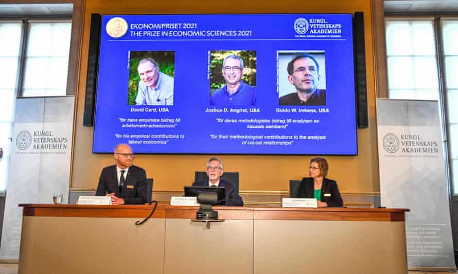 Göran Hansson (centro), Secretario Permanente de la Real Academia Sueca de Ciencias, y los miembros del Comité del Premio Nobel de Economía Peter Fredriksson (izquierda) y Eva Mork (derecha) anuncian a los ganadores del Premio Sveriges Riksbank de Ciencias Económicas 2021 en la Real Academia Sueca of Sciences en Estocolmo, el 11 de octubre de 2021.
