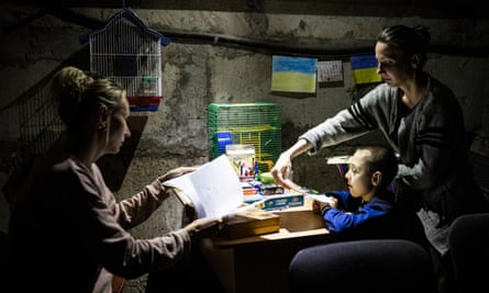 Tymofiy Seidov bersama ibunya, Rit, terpaksa tinggal di bunker di Ukraina setelah desa mereka diserbu oleh Rusia