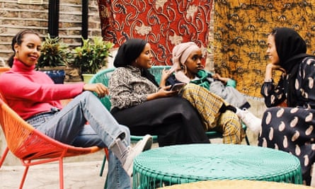 Acte sœur… le casting de Home de 2019, dont Ali (deuxième à gauche).