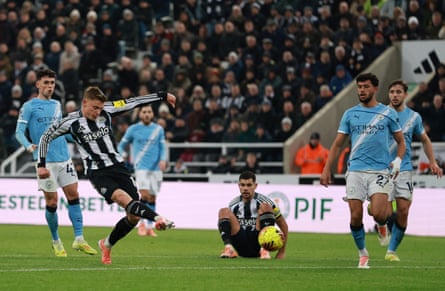 Harvey Barnes scores for Newcastle against Manchester City.