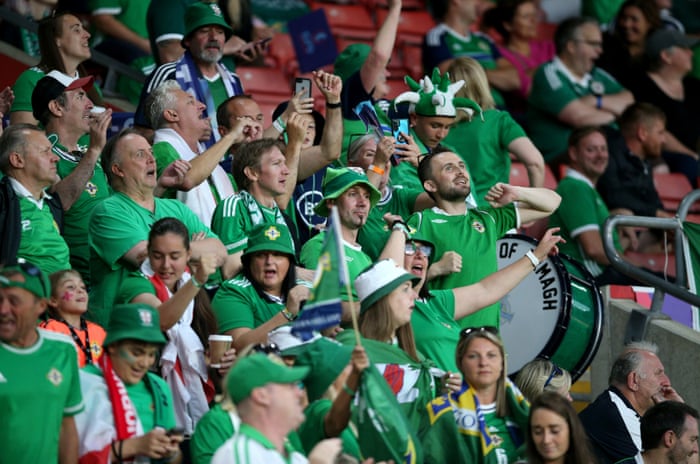Los aficionados de Irlanda del Norte muestran su apoyo en las gradas.