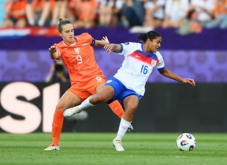 Jess Carter and Vivienne Miedema