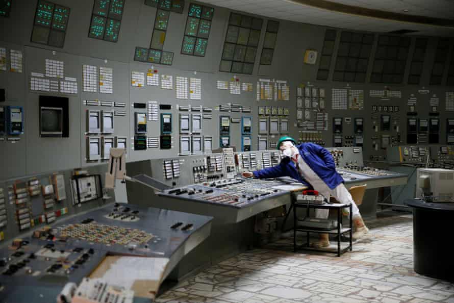 À l'intérieur d'un centre de contrôle du troisième réacteur à Tchernobyl.