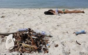 Poluição plasmática em uma praia