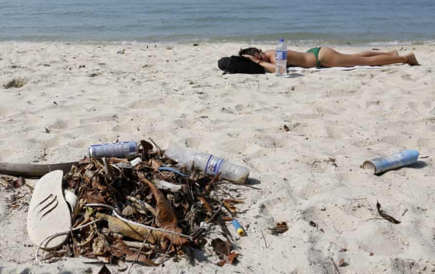 Contaminación plástica en una playa