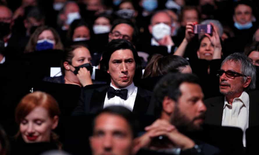 Adam Driver y Carax en la audiencia antes del estreno de Annette.