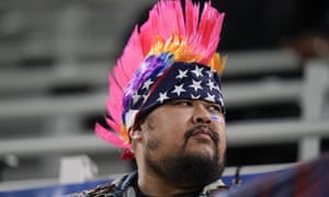 Amerykański kibic wpatruje się w domenę.