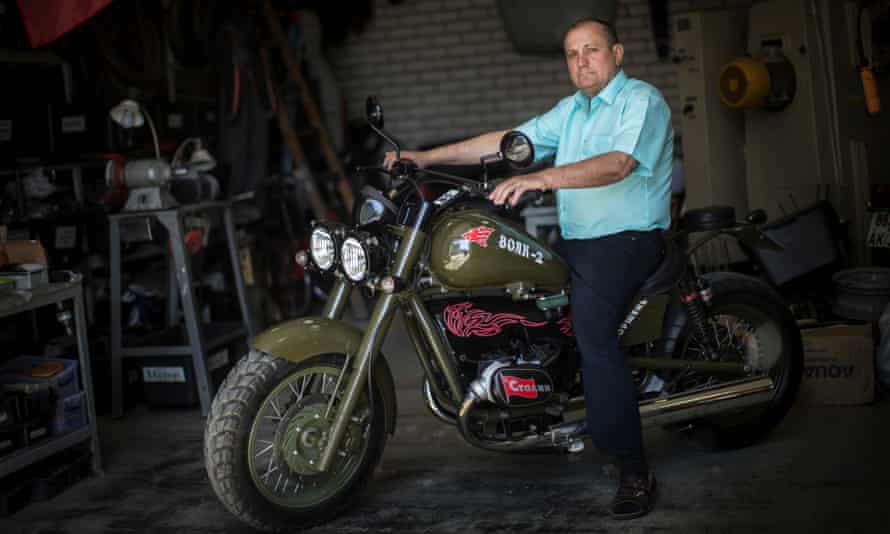 Vladimir Kharchenko posa con la moto en Volgogrado.