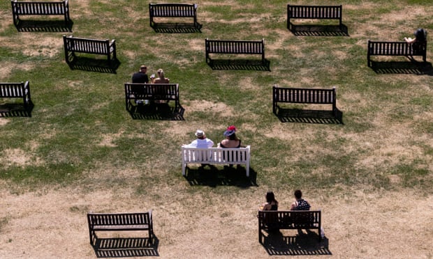 Vue aérienne de spectateurs assis sur des bancs parmi l'herbe sèche