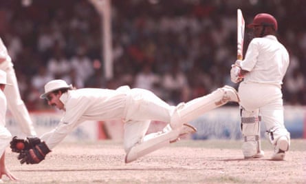 L'Anglais Jack Russell surprend Nicholas Degroot au bowling de Robert Croft à Georgetown, en Guyane, en 1998