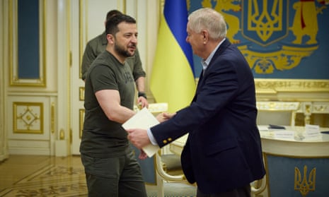 El presidente de Ucrania, Volodymyr Zelenskiy (izquierda), da la bienvenida al senador estadounidense Graham antes de su reunión en Kiev.