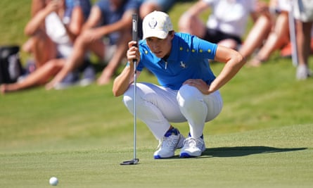 Carlota Ciganda lines up a putt