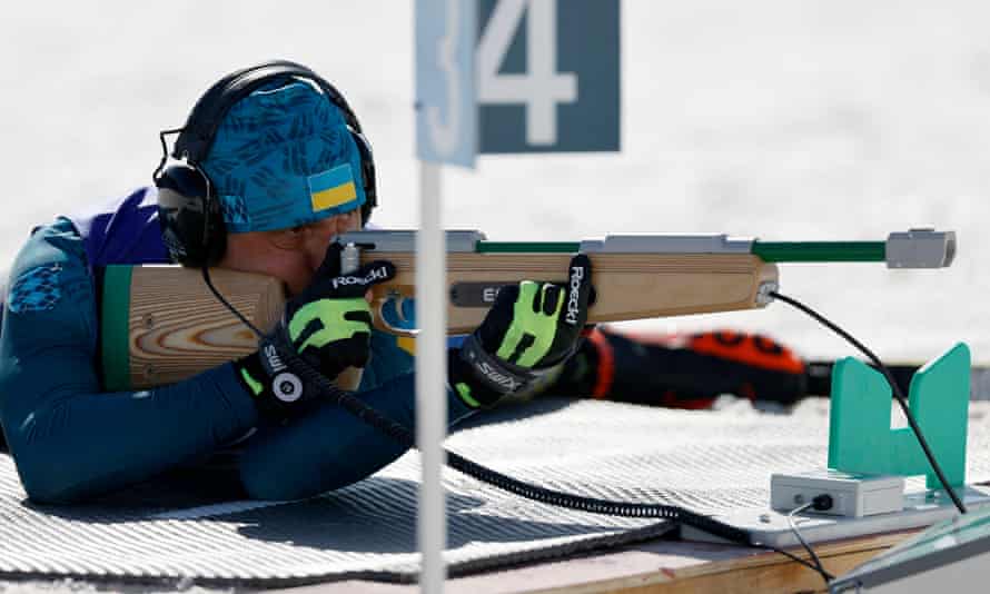 Vitalij Lukjanenko z Ukrajiny v boji s laserovou puškou v biatlone.