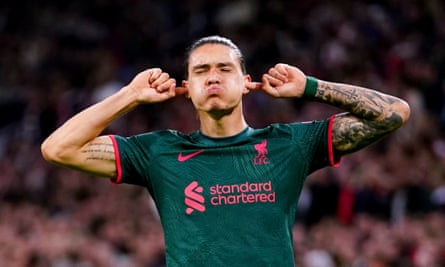 داروين نونيس يحتفل بتسجيل هدف ليفربول الثاني.