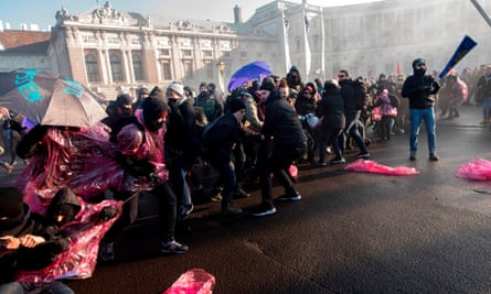 Protesters try to break through police barricades near the presidential palace in Vienna