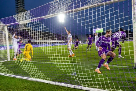 Cremonese defenders appeal in vain to the referee for an infringement after Moise Kean’s winning goal.