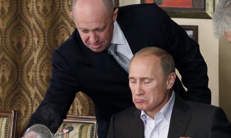 Yevgeny Prigozhin (arriba) sirve comida a Vladimir Putin en el restaurante de Prigozhin en las afueras de Moscú en 2011.