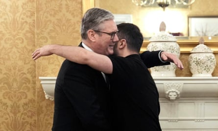 Keir Starmer and Volodymyr Zelenskiy embracing