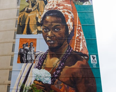A mural of actor Ruth de Souza, the first Afro-Brazilian actor to perform in the Municipal Theatre, painted next to the Municipal Theatre in Rio de Janeiro on 15 May 2026. Since 2018, the project Negro Muro has resulted in the painting of more than 70 murals across the city and metropolitan area featuring prominent Black figures.