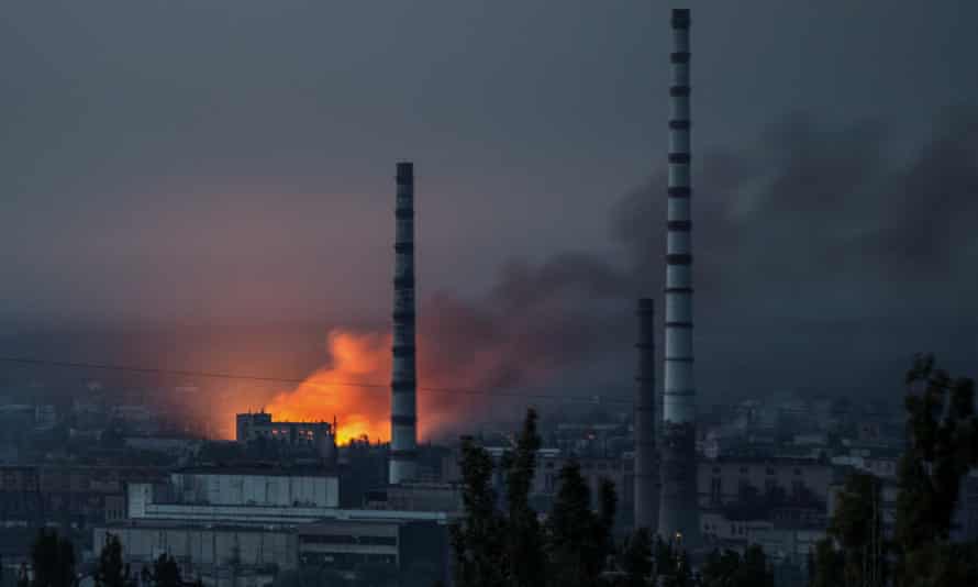 El humo y las llamas se elevan desde la planta química Azot en Severodonetsk después del bombardeo ruso el sábado.