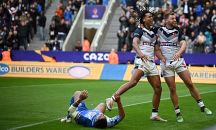 England players celebrate after scoring a try against Samoa in 2022.