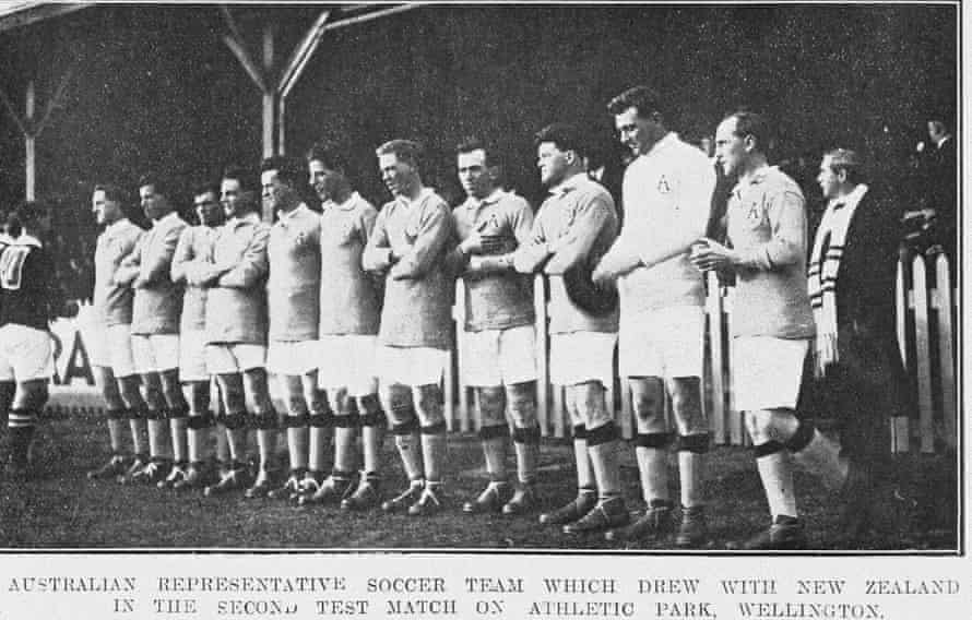 100 Jahre Socceroos: Wie Der Pazifik Pionierarbeit Für Nummerierte Fußballtrikots Leistete | Australien 2 Das Australische Team, Das Im Zweiten Test Am 24. Juni 1922 In Wellington Gegen Neuseeland Unentschieden Spielte.