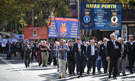 Veterans march towards ⁣Hyde Park.